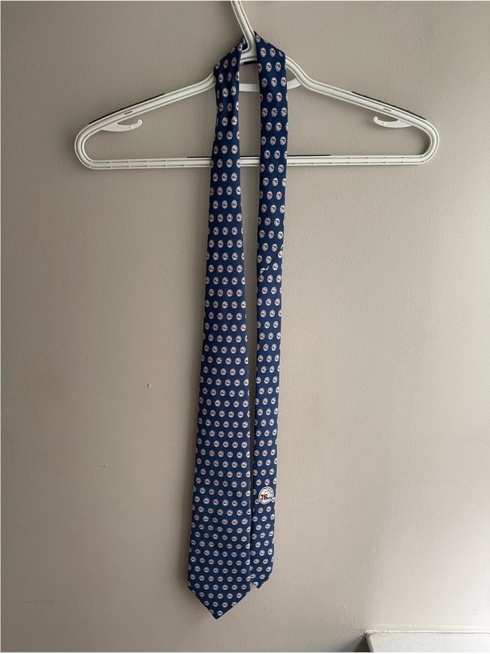 VINEYARD VINES Custom
Collection 76ers Hand Made in the U.S.A. 100%Imported silk - Picture 5 of 7